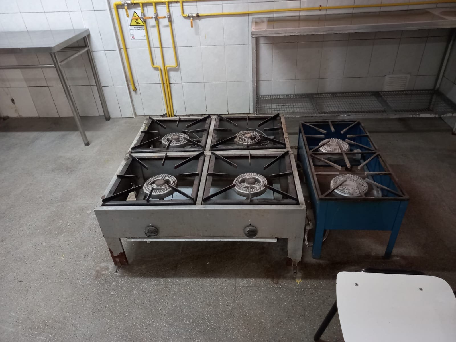 Reparación de filtración de gas en dependencias publicas